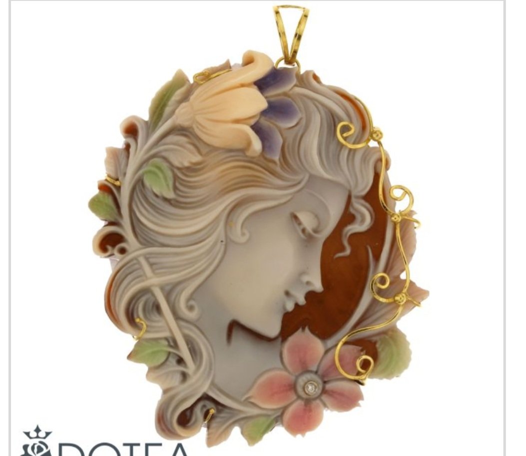 Pendente con conchiglia sardonica e bril oro 18kt