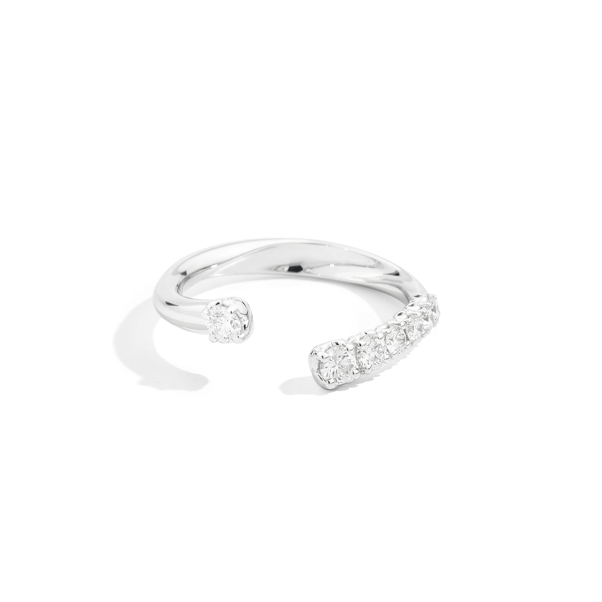 Anello veretta aperta asimmetrica in oro bianco con diamanti Recarlo