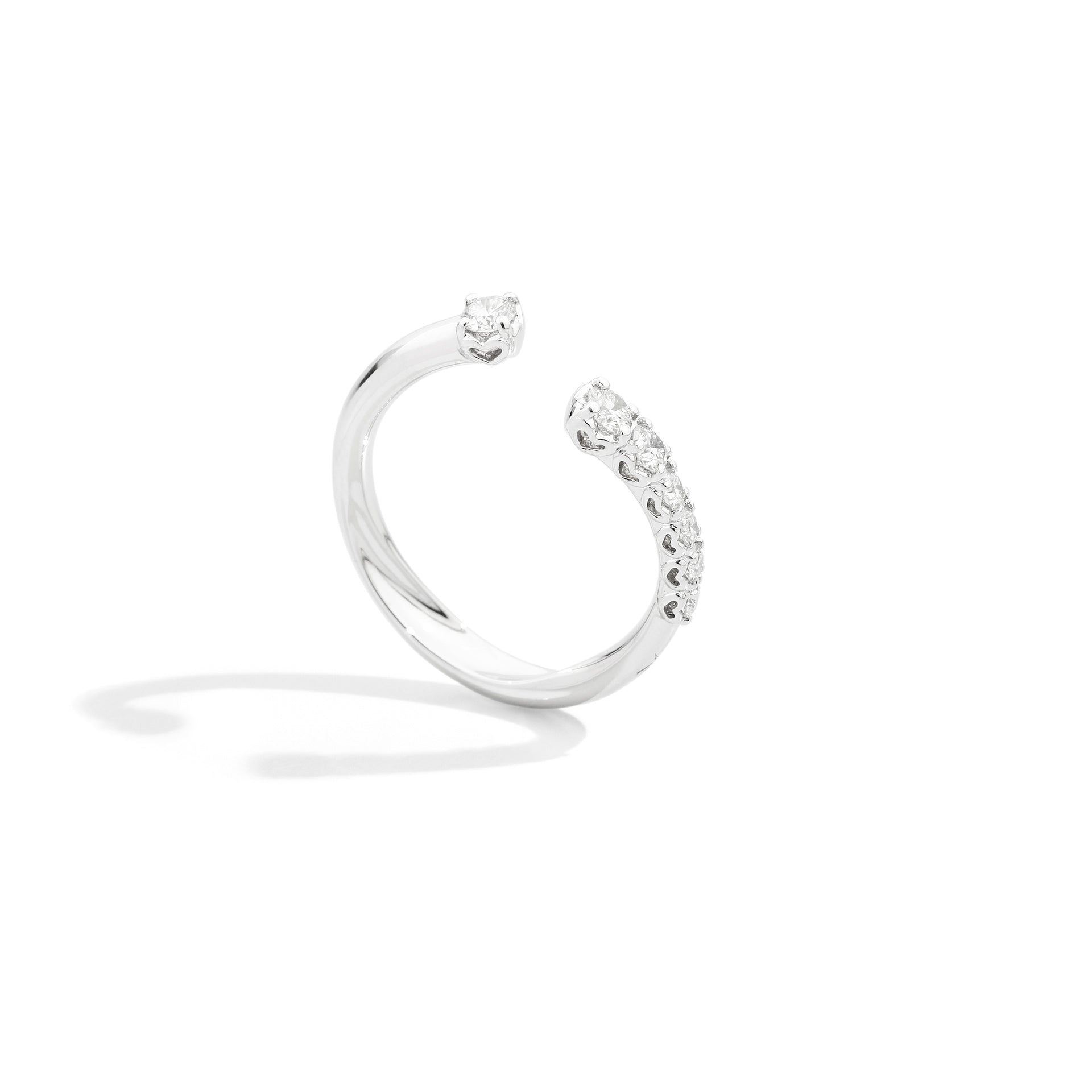 Anello veretta aperta asimmetrica in oro bianco con diamanti Recarlo