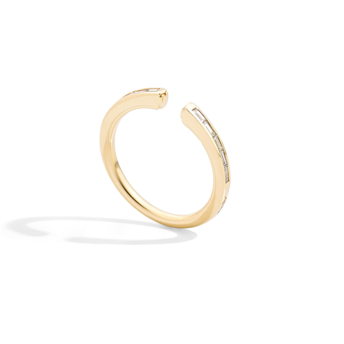Anello veretta aperta in oro giallo con diamanti baguette More Recarlo